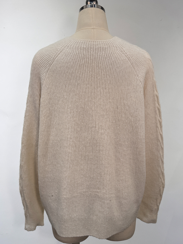 Nahtloser Strickpullover mit V-Ausschnitt