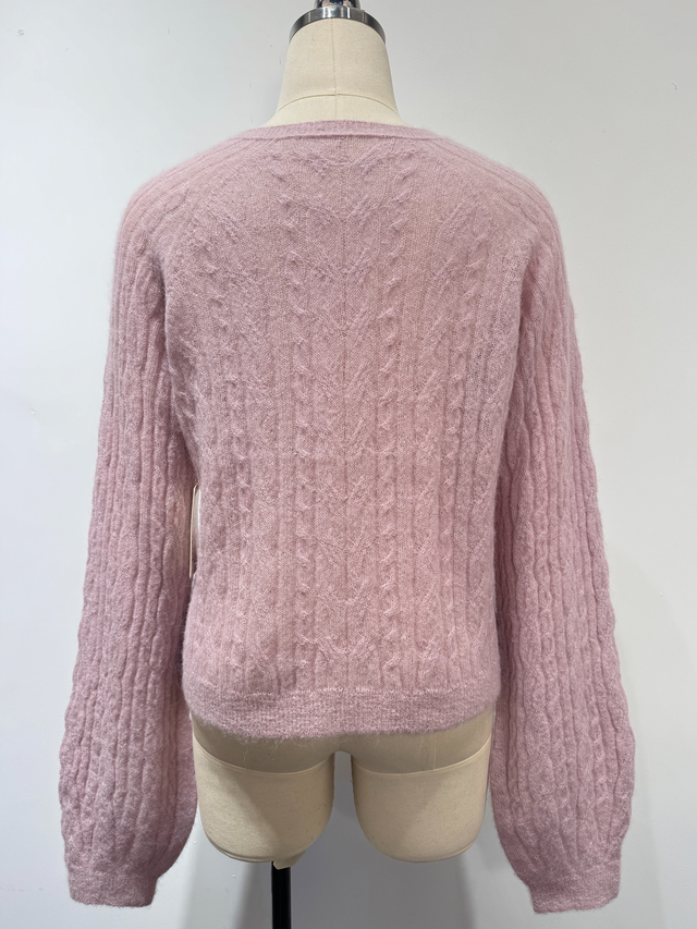 Nahtloser Pullover mit Zopfmuster