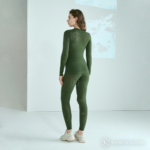 Nahtlose Basisschicht f&uuml;r Damen-Skisets aus Merinowolle