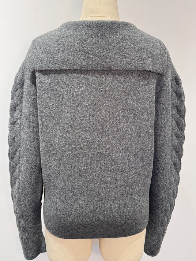 Nahtloser Pullover mit &uuml;berschnittenen Schultern