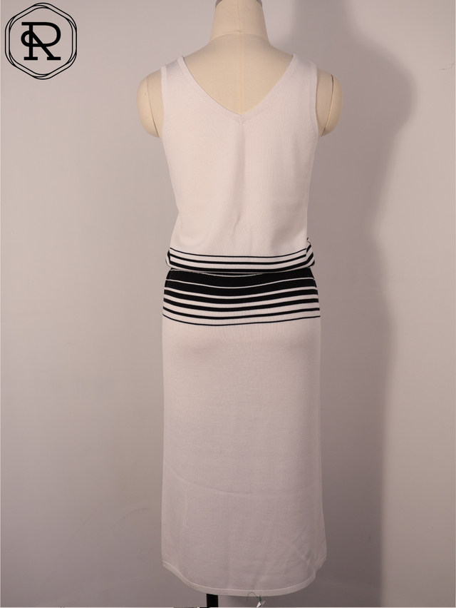 Gestreiftes Strick-Maxikleid mit Kordelzug an der Taille und V-Ausschnitt