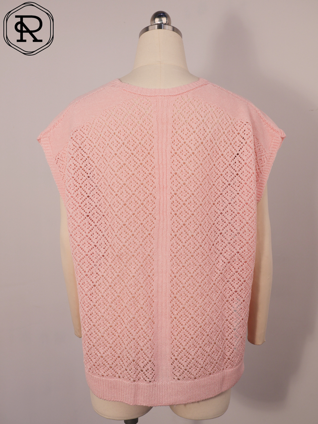 Geometrisches Pointelle-Strickoberteil mit V-Ausschnitt und Seitenschlitzen
